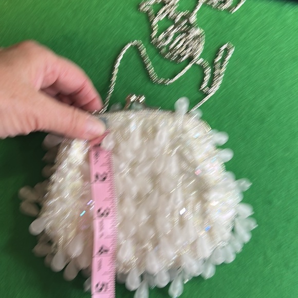 CEM RARE WHITE BEADED KISS-LOCK CLOSURE CROSSBODY CLUTCH - Picture 14 of 16